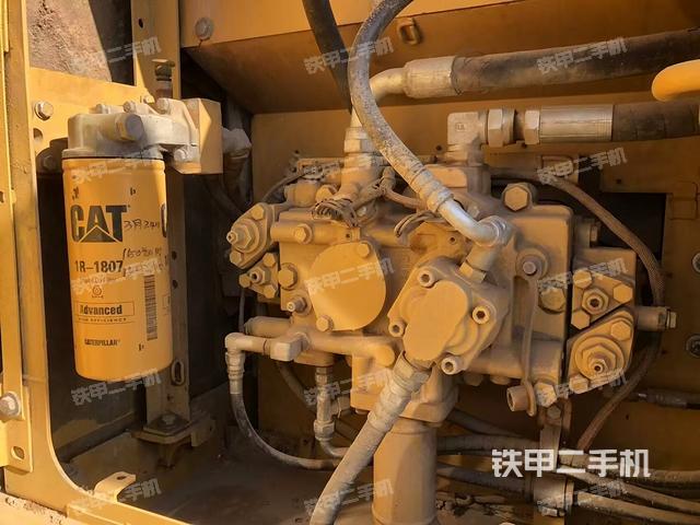 液壓泵艙室正面整體（整機外觀）