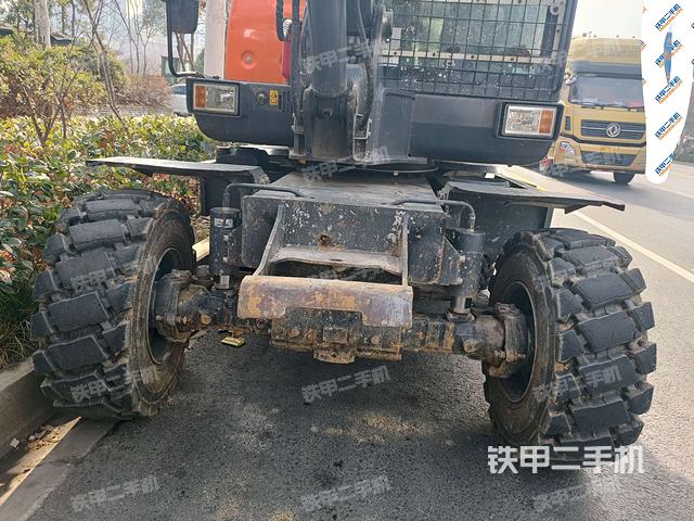 轉(zhuǎn)盤和下車架正前(工作和回轉(zhuǎn)裝置) 轉(zhuǎn)盤和下車架正前(工作和回轉(zhuǎn)裝置)