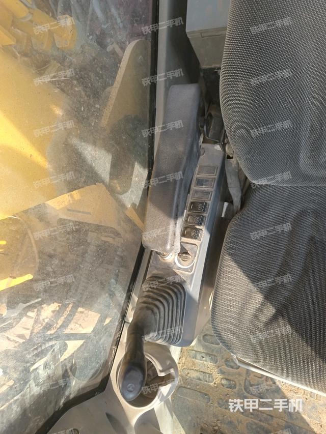 座椅右側(cè)控制臺/鑰匙門/油門/含右手柄（駕駛室部分）