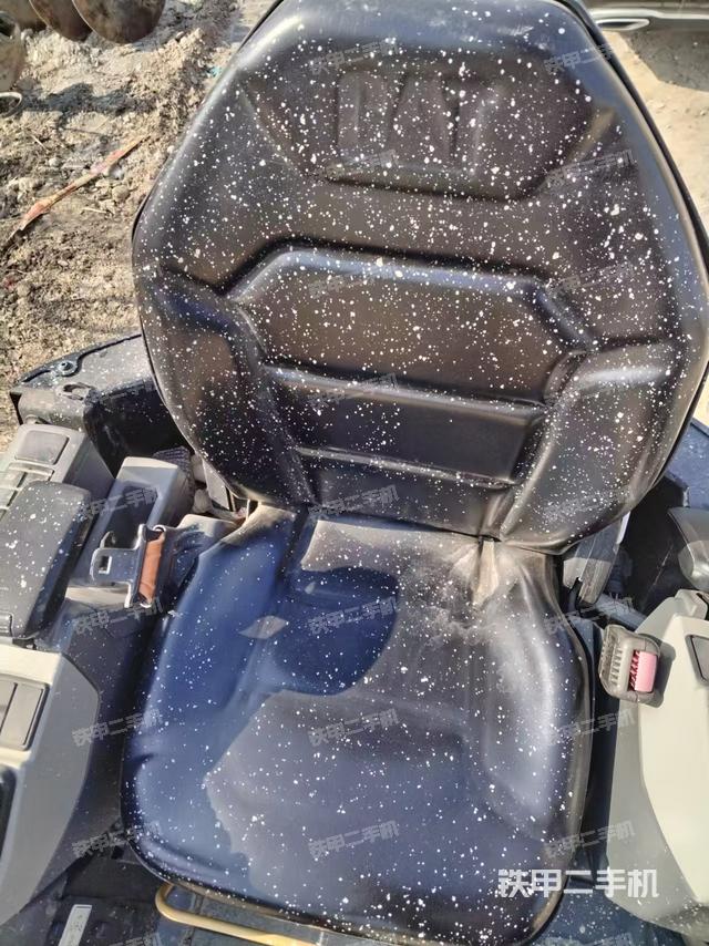 駕駛室頂部（整機外觀）