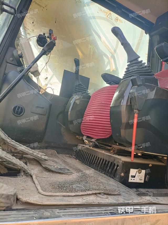 行走控制手柄和踏板?俯拍（駕駛室部分）