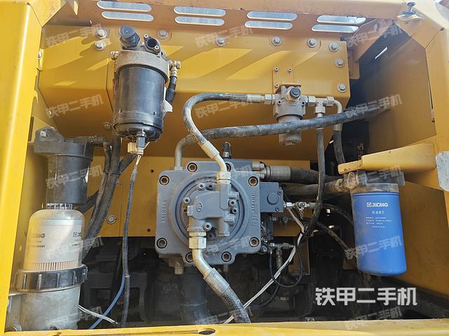 液压泵舱室正面整体（整机外观）