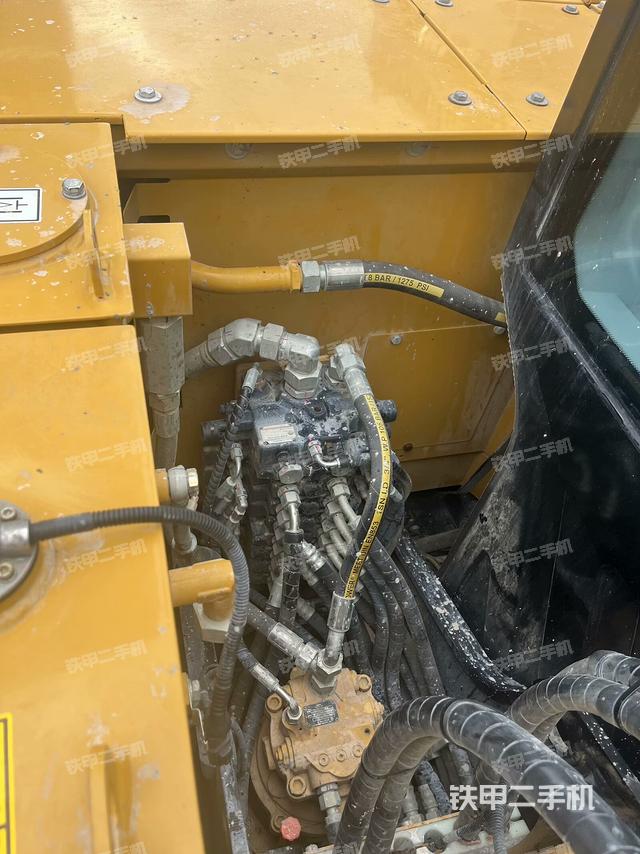 回转马达和主控阀（整机外观）