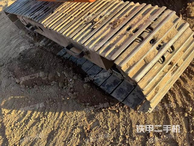 單側(cè)履帶整體(整機(jī)外觀) 單側(cè)履帶整體(整機(jī)外觀)