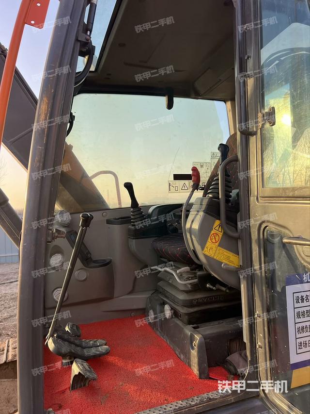 駕駛室整體(整機外觀) 駕駛室整體(整機外觀)