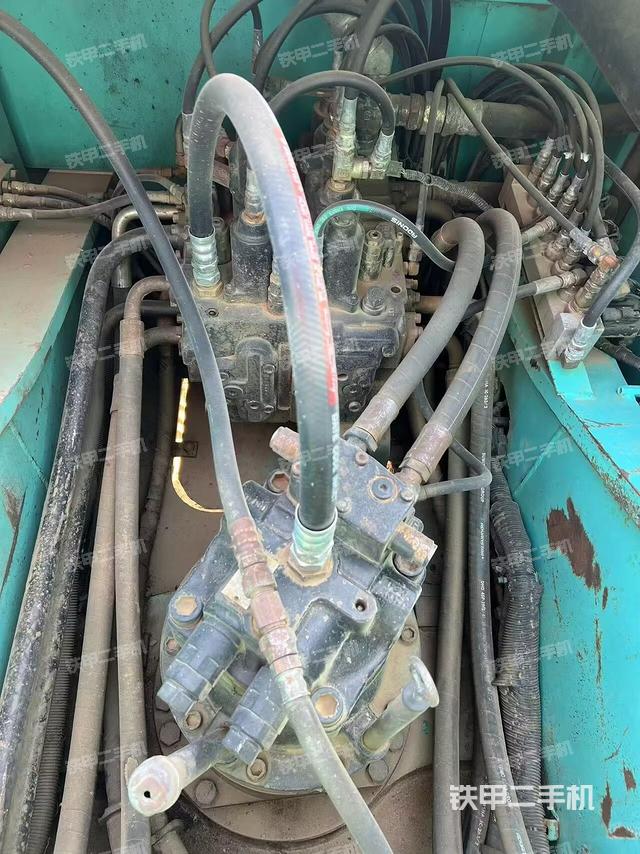 回轉馬達和主控閥（整機外觀）