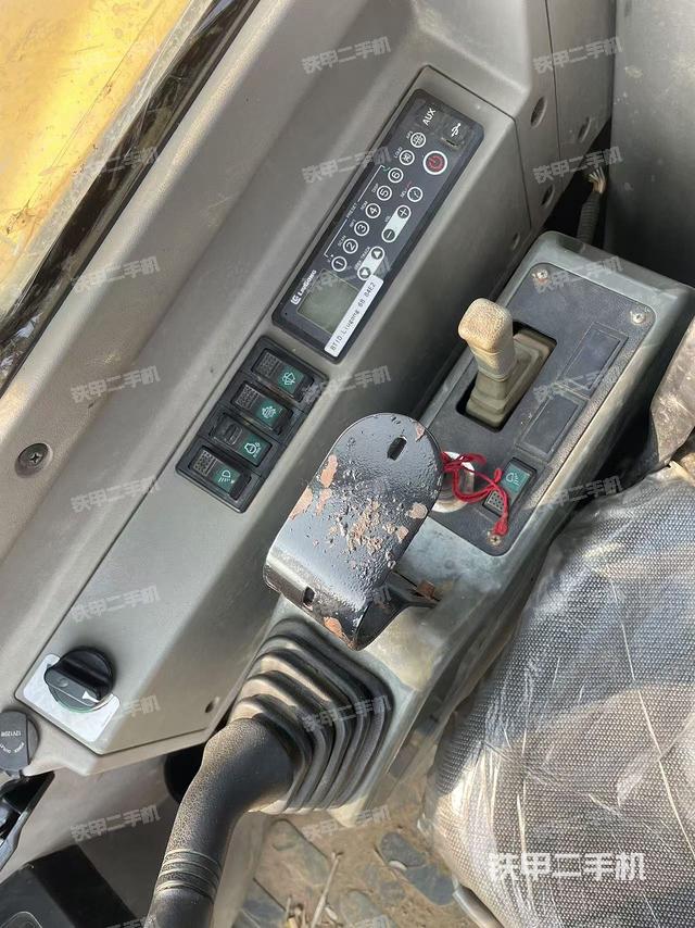 座椅右側控制臺/鑰匙門/油門/含右手柄（駕駛室部分）