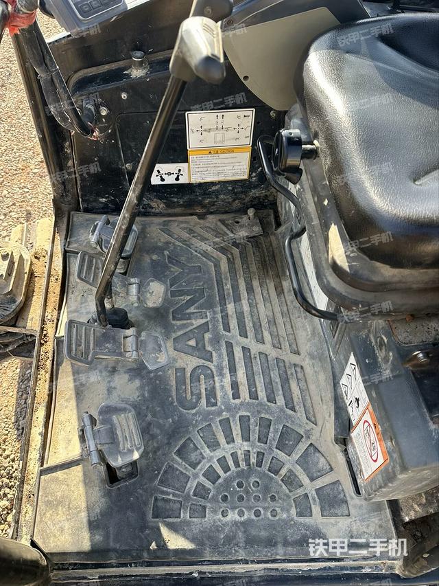 駕駛室頂部(整機(jī)外觀) 駕駛室頂部(整機(jī)外觀)