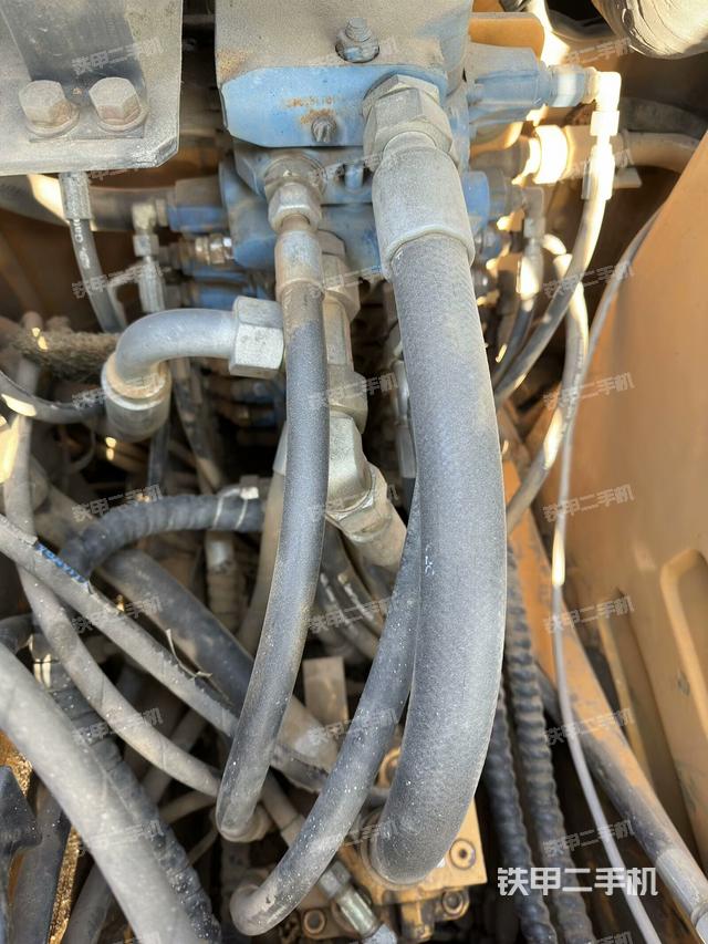 回轉(zhuǎn)馬達(dá)和主控閥（整機(jī)外觀）