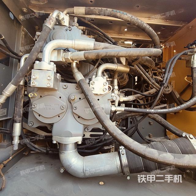 液压泵舱室正面整体（整机外观）