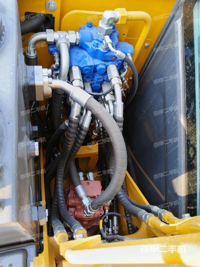 回轉(zhuǎn)馬達(dá)和主控閥（整機(jī)外觀）