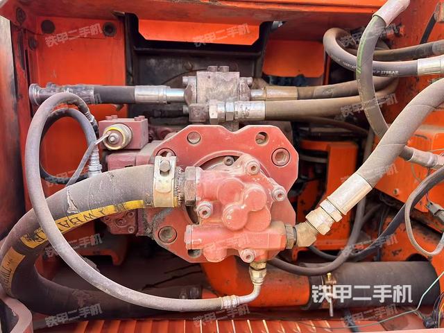 液壓泵艙室正面整體(整機(jī)外觀) 液壓泵艙室正面整體(整機(jī)外觀)