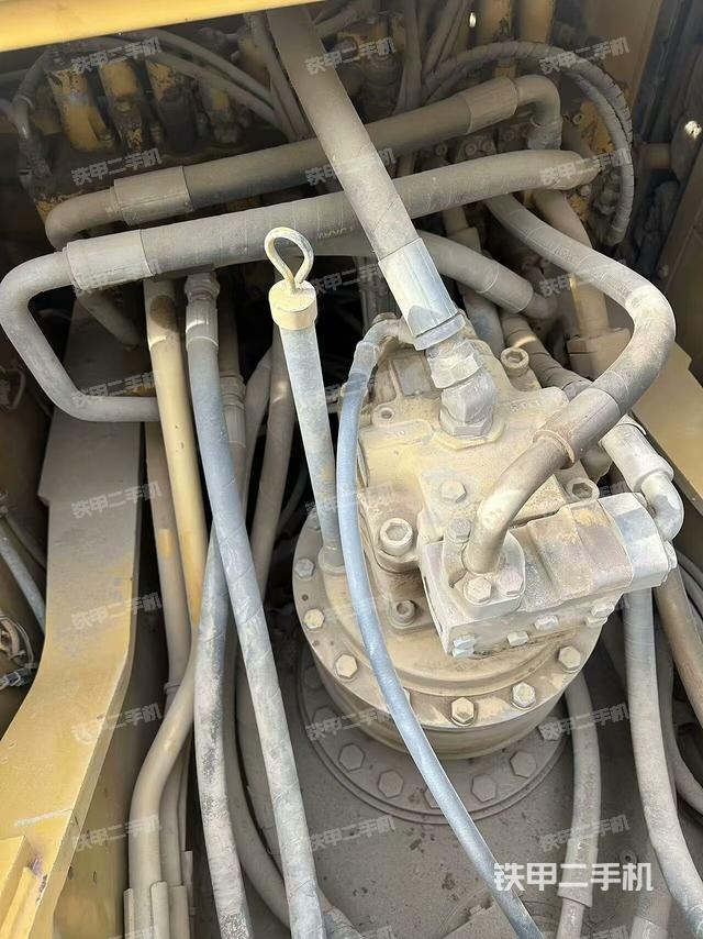 回轉(zhuǎn)馬達(dá)和主控閥（整機(jī)外觀）