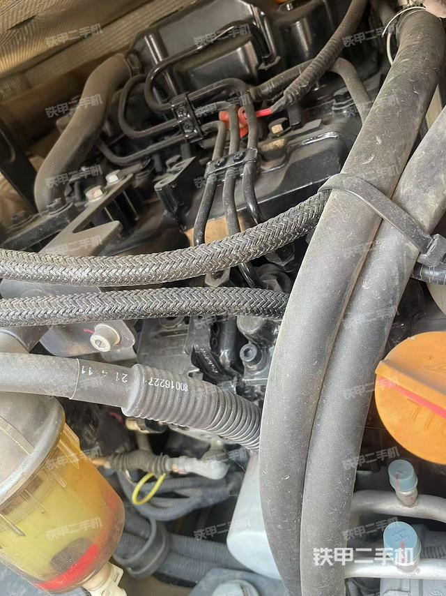 回轉馬達和主控閥(整機外觀) 回轉馬達和主控閥(整機外觀)