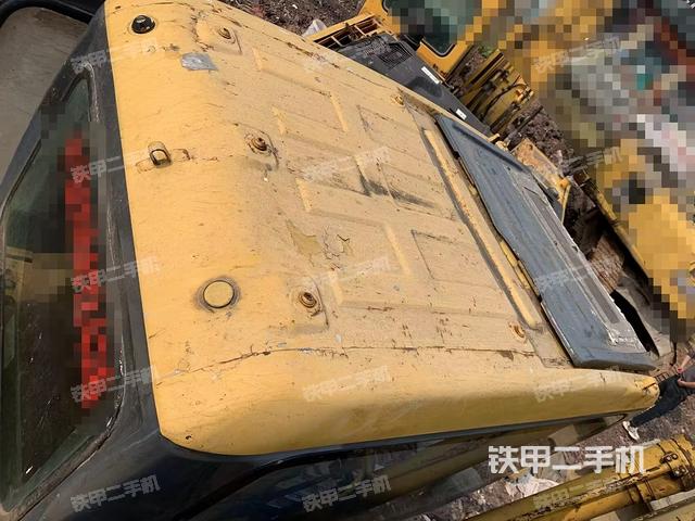 駕駛室頂部(整機(jī)外觀) 駕駛室頂部(整機(jī)外觀)