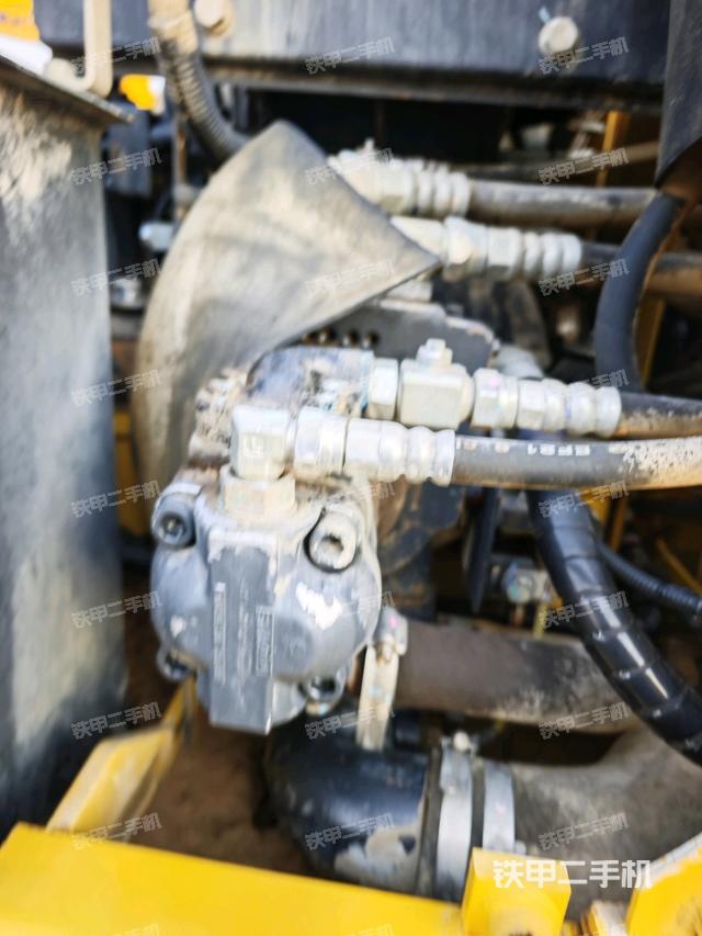 液壓泵艙室正面整體(整機外觀) 液壓泵艙室正面整體(整機外觀)