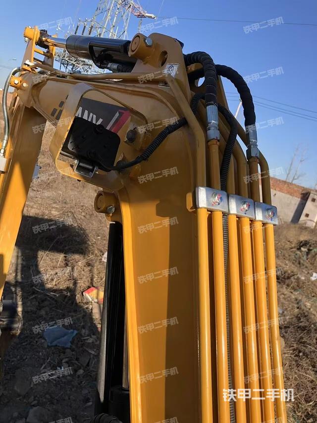 駕駛室頂部(整機(jī)外觀) 駕駛室頂部(整機(jī)外觀)