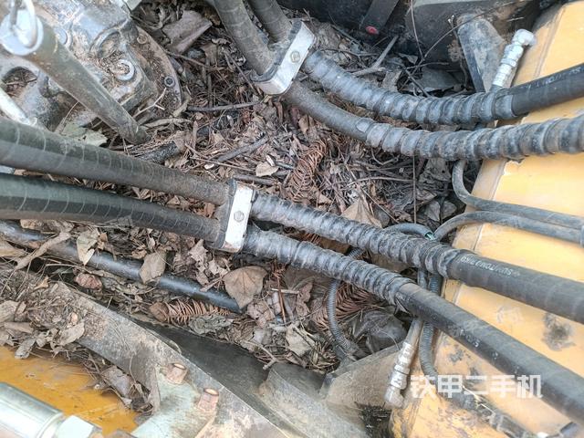 中央回轉(zhuǎn)接頭特寫(xiě)（上車(chē)部件）