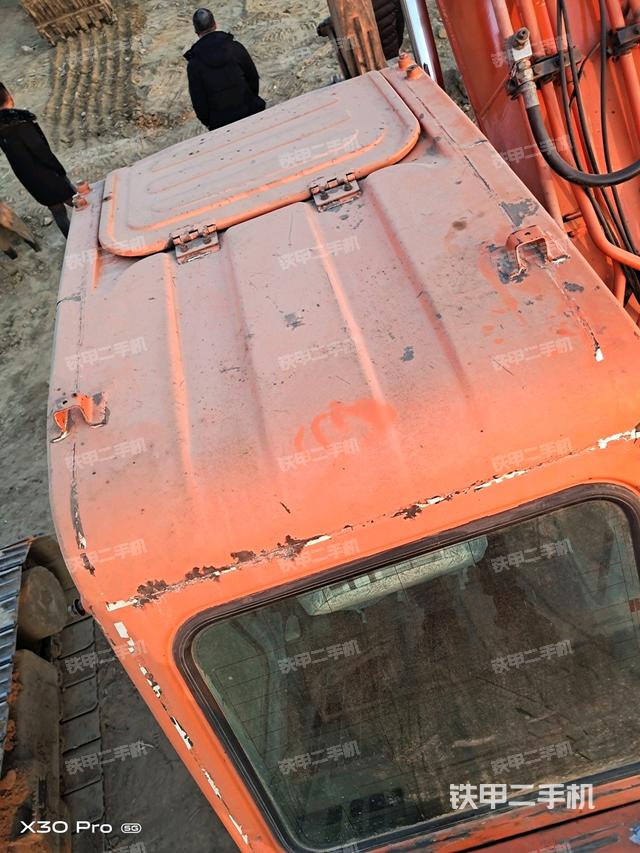 駕駛室頂部(整機(jī)外觀) 駕駛室頂部(整機(jī)外觀)