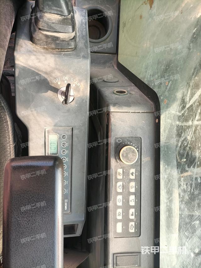 座椅右側控制臺/鑰匙門/油門/含右手柄（駕駛室部分）