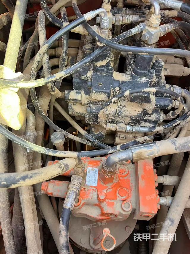 回轉(zhuǎn)馬達(dá)和主控閥(整機(jī)外觀) 回轉(zhuǎn)馬達(dá)和主控閥(整機(jī)外觀)