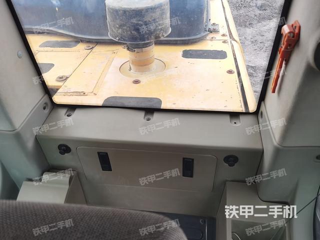 行走控制手柄和踏板?俯拍（駕駛室部分）