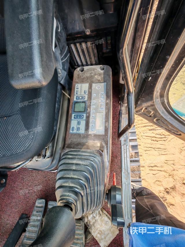 行走控制手柄和踏板?俯拍（駕駛室部分）