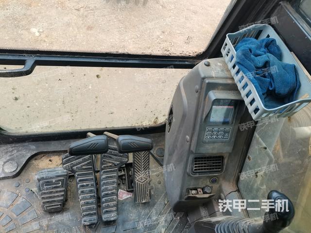 行走控制手柄和踏板?俯拍（駕駛室部分）