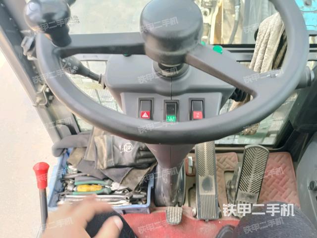 行走控制手柄和踏板?俯拍(駕駛室部分) 行走控制手柄和踏板?俯拍(駕駛室部分)
