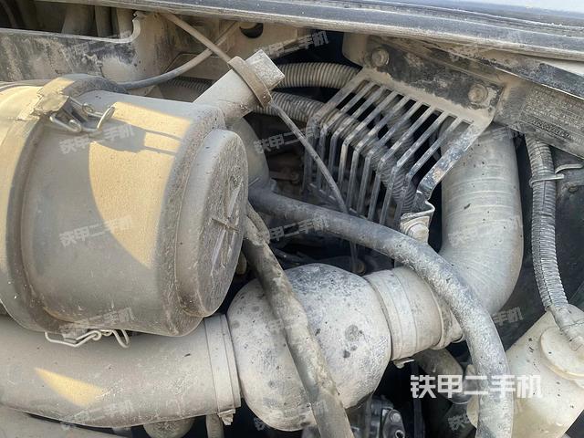 液壓泵艙室正面整體（整機外觀）