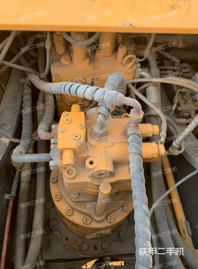 回轉(zhuǎn)馬達(dá)和主控閥（整機(jī)外觀）