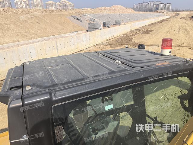 驾驶室顶部（整机外观）