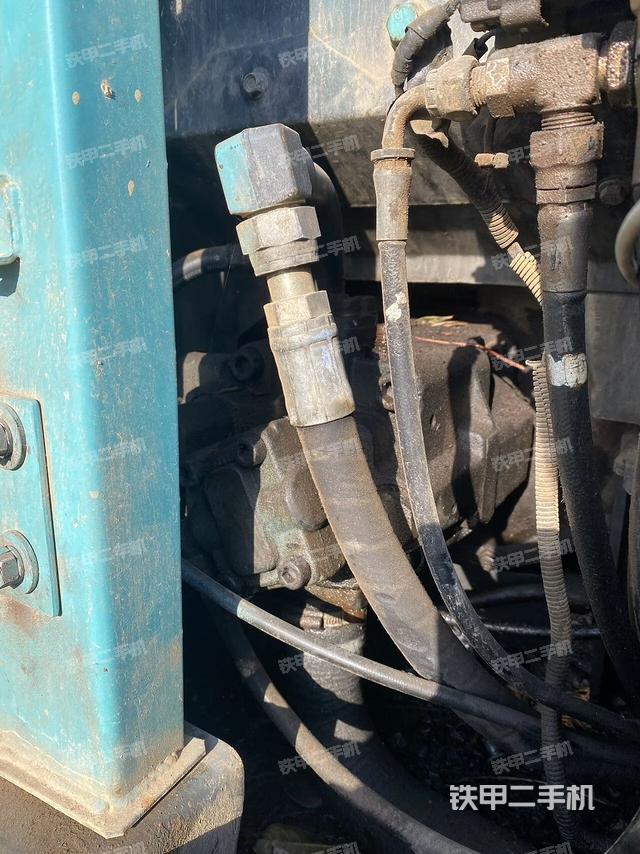 液壓泵艙室正面整體（整機外觀）