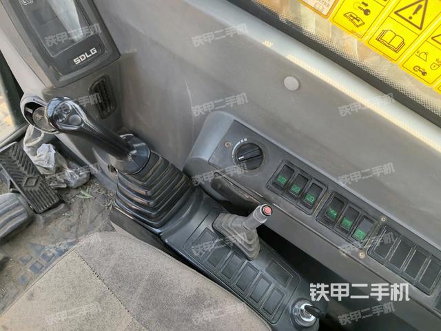 座椅右側(cè)控制臺(tái)/鑰匙門(mén)/油門(mén)/含右手柄（駕駛室部分）