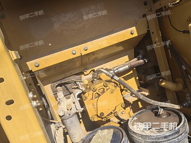 液压泵舱室正面整体（整机外观）