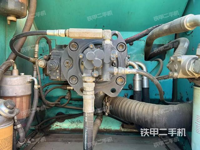 液壓泵艙室正面整體（整機外觀）