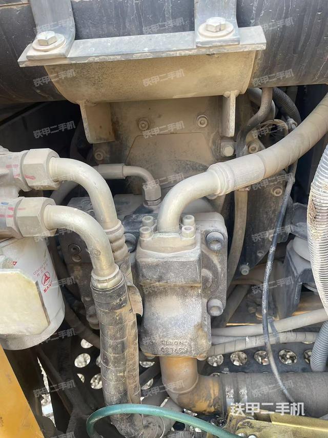 液壓泵艙室正面整體(整機外觀) 液壓泵艙室正面整體(整機外觀)