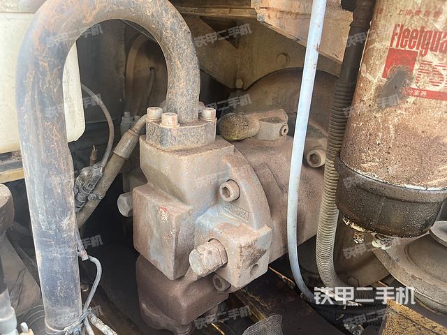 液压泵舱室正面整体（整机外观）