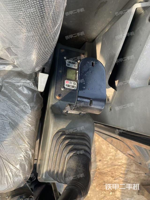 座椅左側控制臺/音響/含左手柄（駕駛室部分）