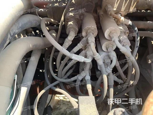 回轉(zhuǎn)馬達(dá)和主控閥（整機(jī)外觀）