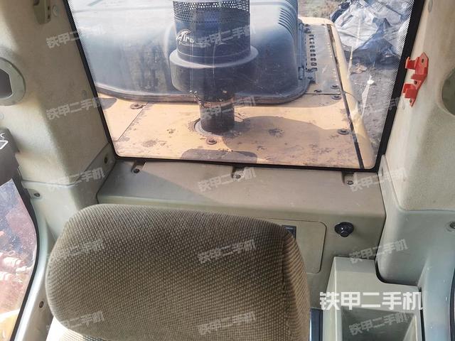 行走控制手柄和踏板?俯拍（駕駛室部分）