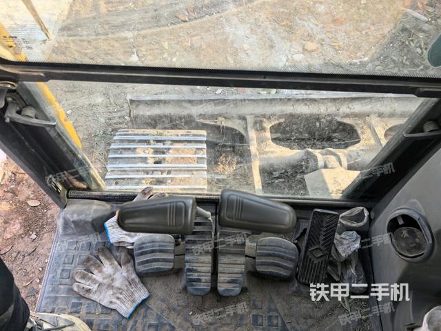 行走控制手柄和踏板?俯拍（駕駛室部分）