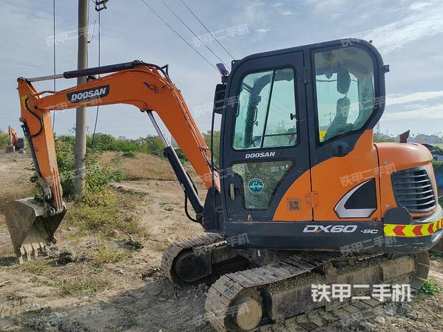 駕駛室整體(整機(jī)外觀) 駕駛室整體(整機(jī)外觀)