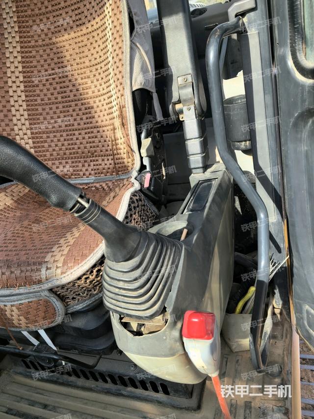 座椅左側(cè)控制臺(tái)/音響/含左手柄（駕駛室部分）