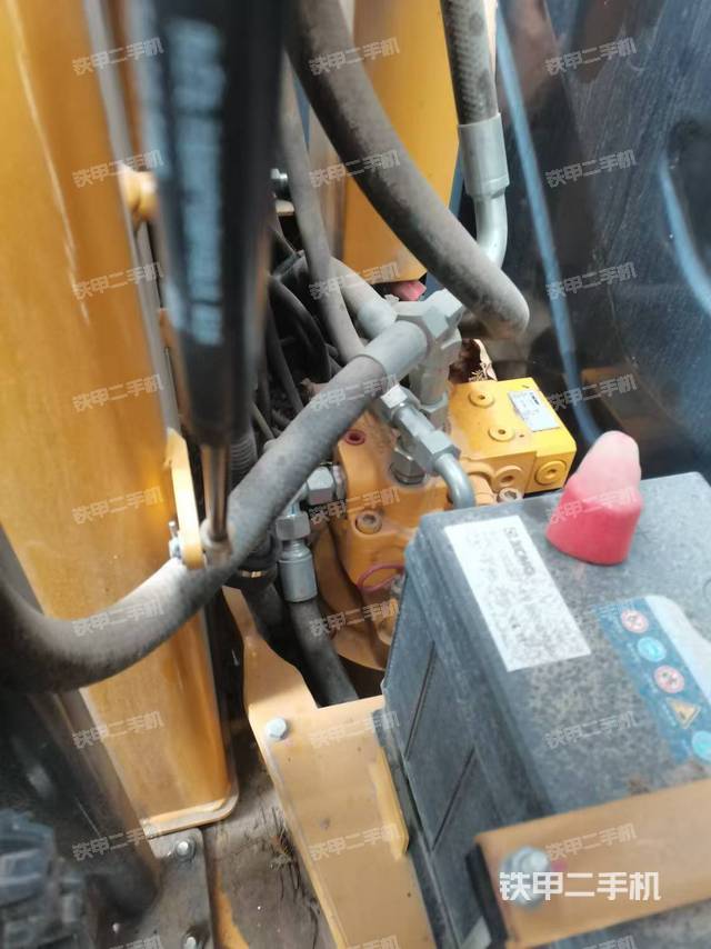 回轉(zhuǎn)馬達(dá)和主控閥（整機(jī)外觀）