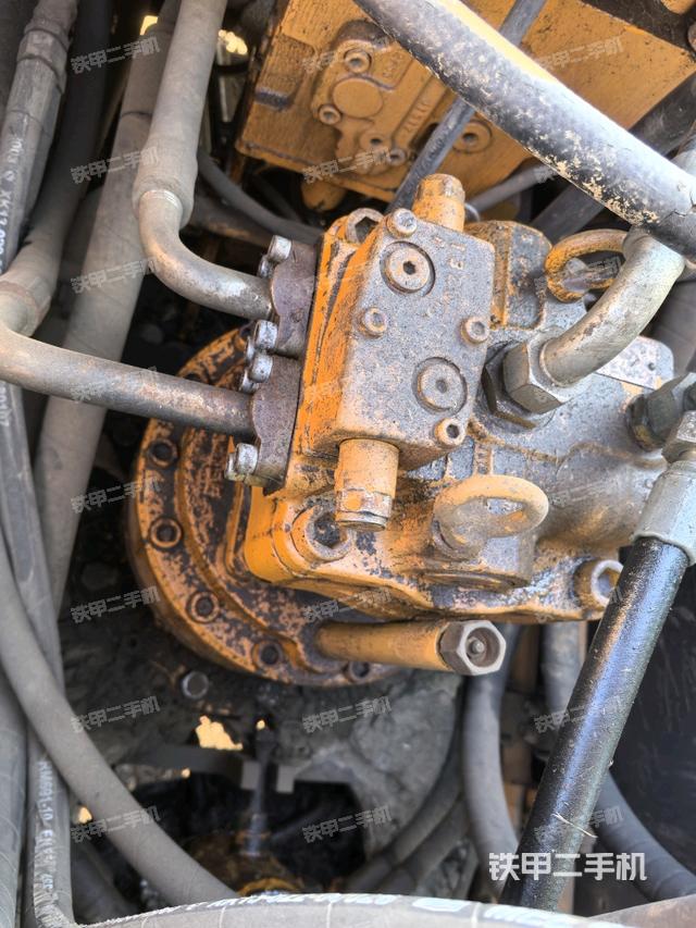 回轉(zhuǎn)馬達和主控閥(整機外觀) 回轉(zhuǎn)馬達和主控閥(整機外觀)