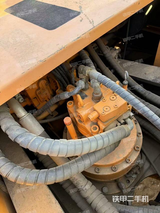 回轉(zhuǎn)馬達(dá)和主控閥（整機(jī)外觀）