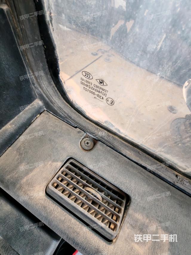 后窗玻璃角標（駕駛室部分）