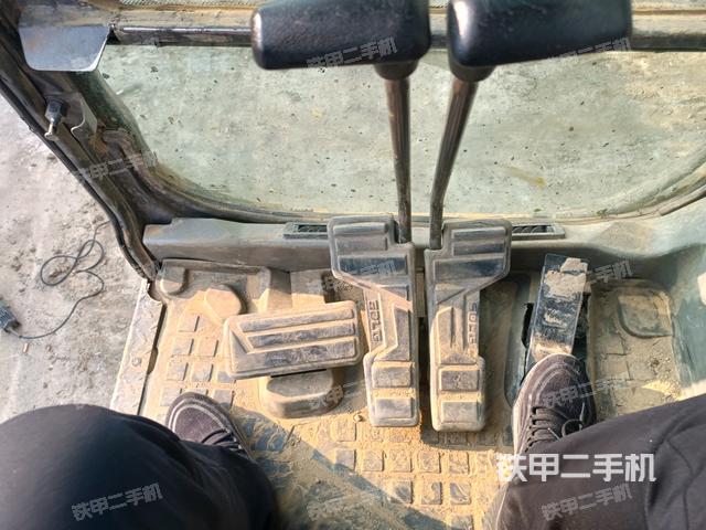 行走控制手柄和踏板?俯拍（駕駛室部分）