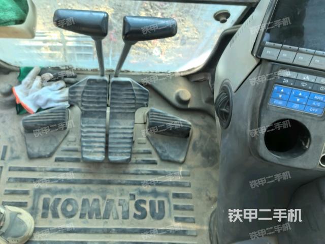 行走控制手柄和踏板?俯拍（駕駛室部分）